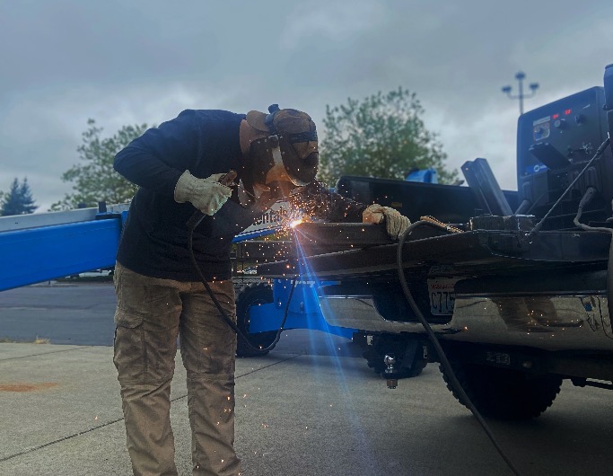 On-site mobile welding of a trailer outdoors with a portable rig